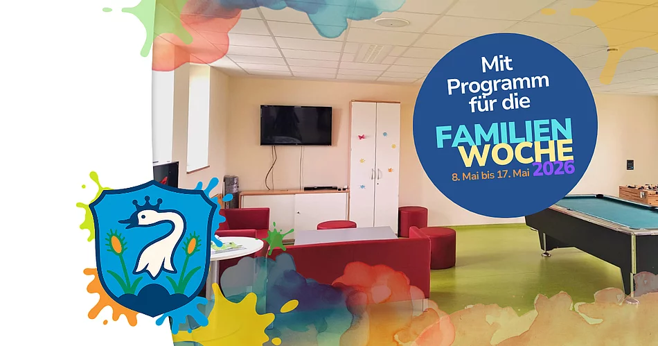 Ein Werbebild informiert über ein Programmangebot zur Familienwoche 2026 (8. bis 17. Mai) im Jugendtreff, der mit Aufenthaltsbereich, Fernseher und Billardtisch zu sehen ist.