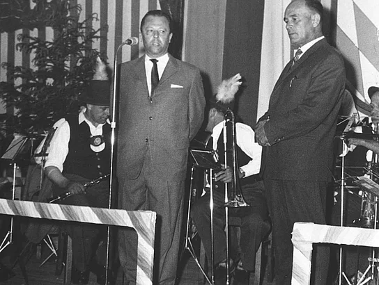 Eröffnung des Volksfests am 15. Juni 1960 durch Bürgermeister Rothauscher mit musikalischer Umrahmung.