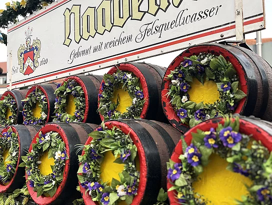 Liebevoll geschmückt präsentierte sich einer der Festwagen beim Volksfestauszug durch die Stadt.