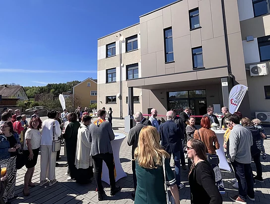 Stehempfang mit Gästen im Austausch nach dem offiziellen Teil der Veranstaltung.