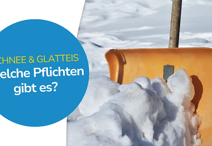 Auf dem Bild ist eine orangefarbene Schneeschaufel zu sehen, die im frisch geräumten Schnee steckt und von einem großen blauen Kreis mit der Aufschrift „Schnee & Glatteis – Welche Pflichten gibt es?“ überlagert wird.